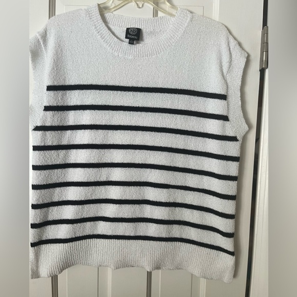 bobeau Sweaters - Bobeau White and Black Striped Crew Neck sleeveless Sweater